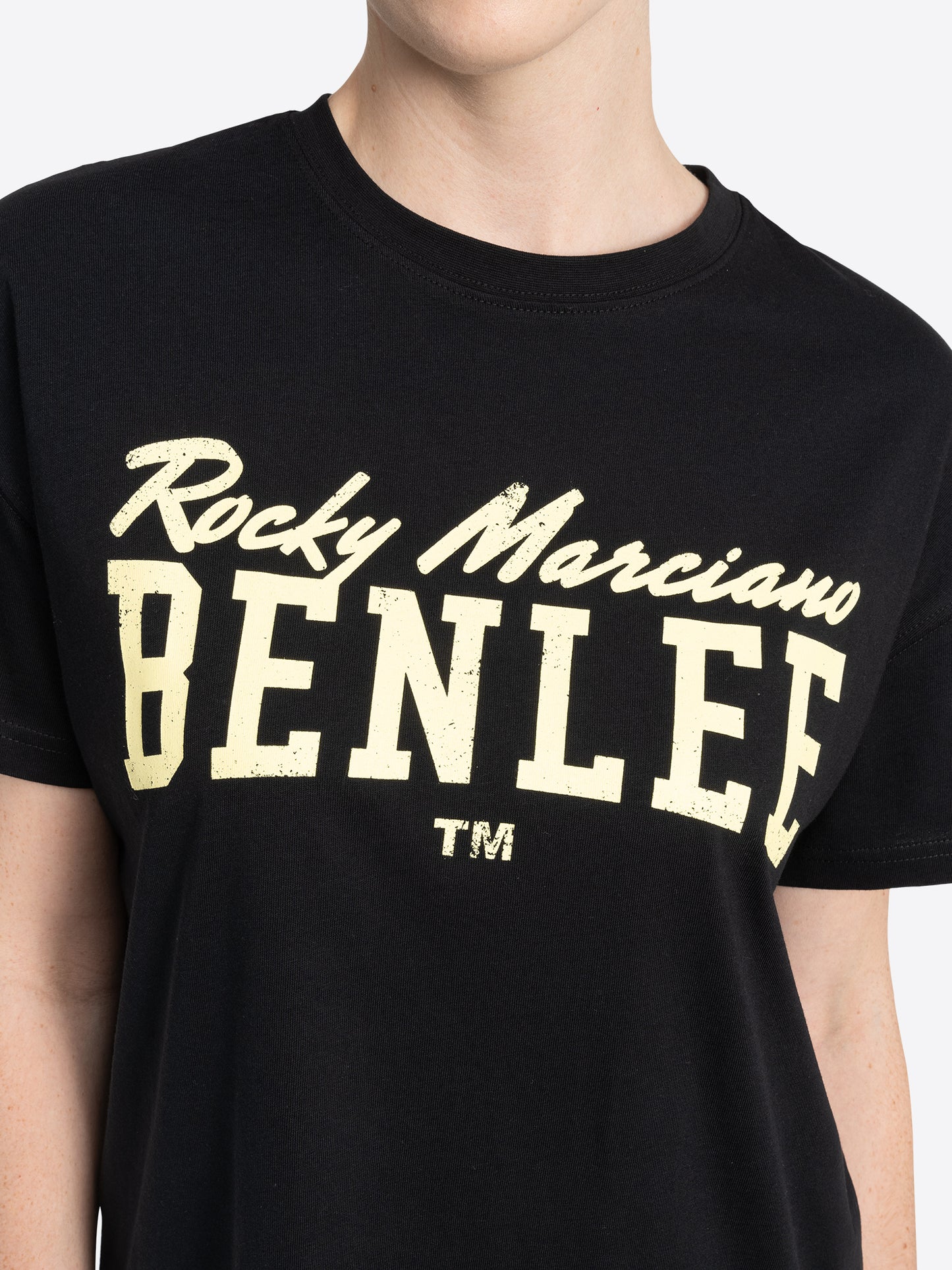 Nahaufnahme des Rundhalsausschnitts des Oversize Shirts