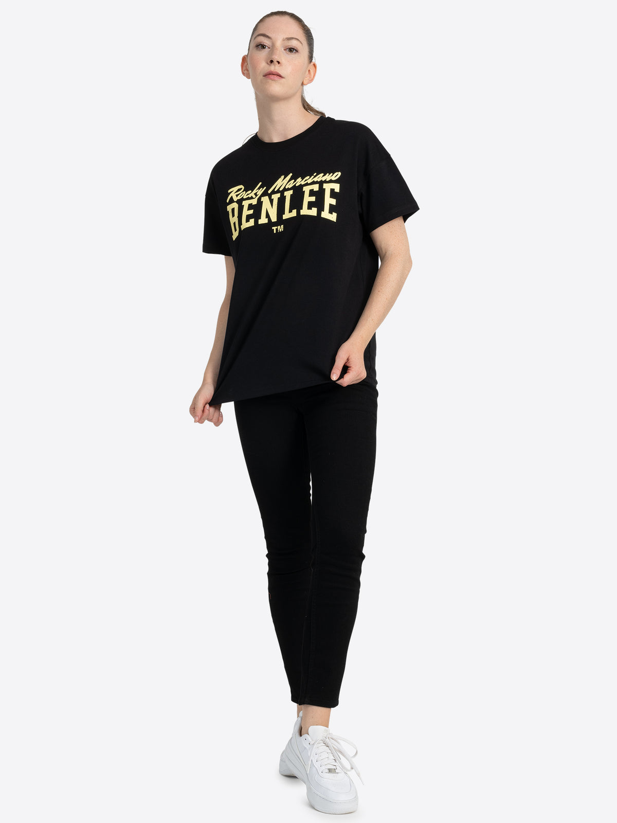 Schwarzes Oversize T-Shirt für Frauen, das den lockeren, komfortablen Schnitt zeigt