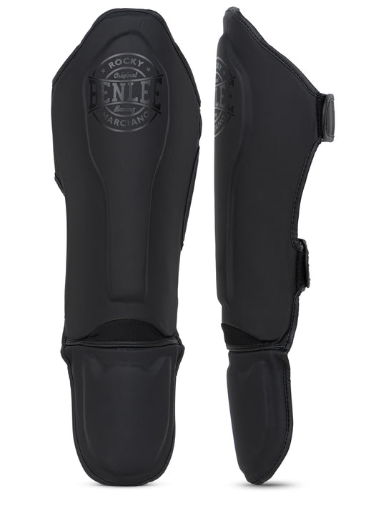 Paar CLAUDIUS Schienbeinschoner in Schwarz, schlichtes, monochromes Logo