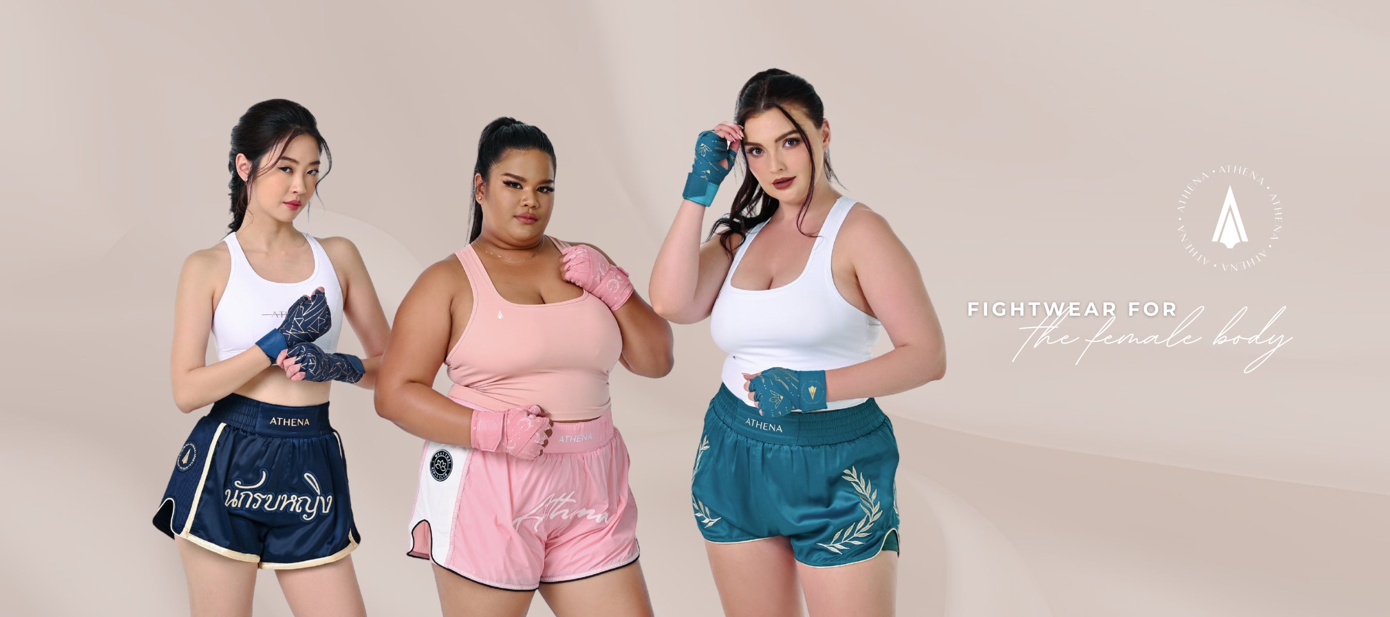 Drei Female Fighter mit Thai Shorts und Frauen Handbandagen für Damen Handgelenke vor rosa Hintergrund.