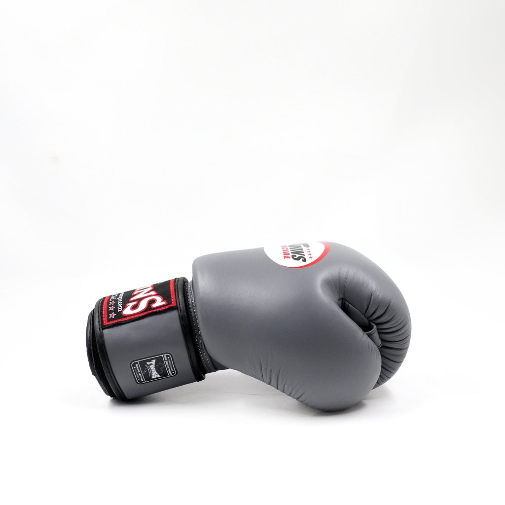 Twins BGVL-3 Damen Boxhandschuhe grau, einzel Ansicht seitlich auf weißem Hintergrund. Enger Klettverschluss.