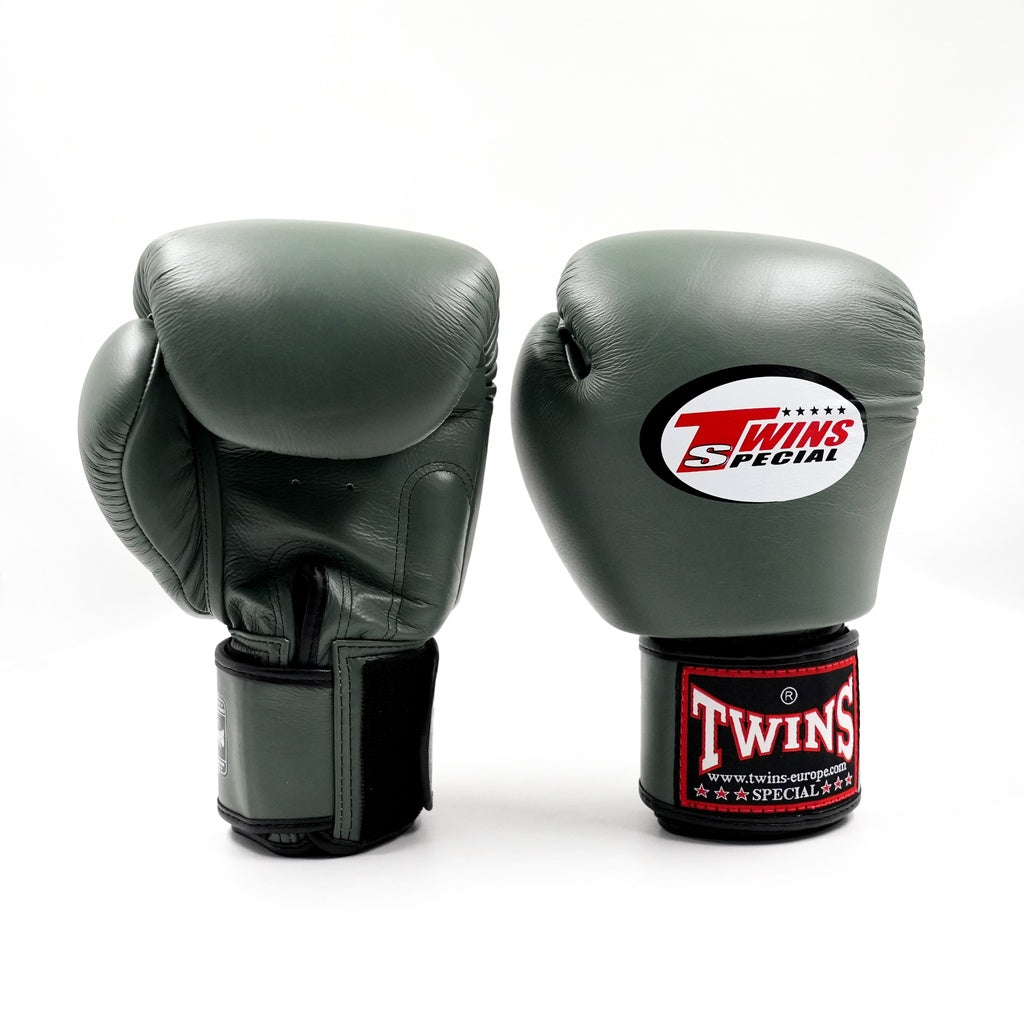 Olive BGVL 3 Boxhandschuhe an Frauenhand positioniert zur Darstellung der schmalen Passform