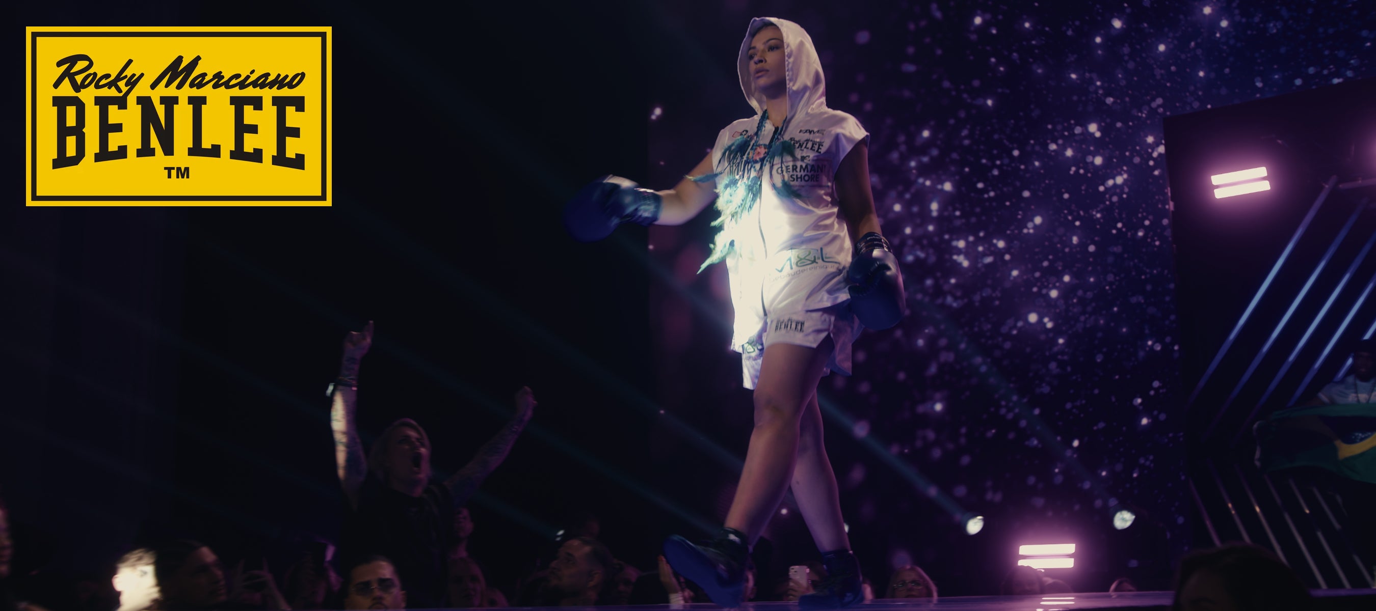 Boxerin beim Walkin zum Kampf. Mit Frauen Boxhandschuhen und Damen Kampfsportkleidung