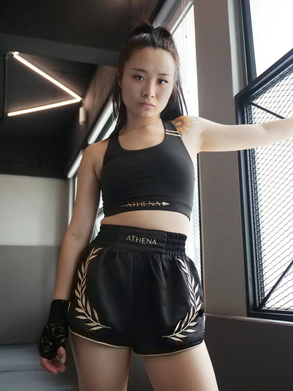 Schwarz/Gold Thaibox-Shorts Athena, entworfen für maximale Bewegungsfreiheit im Training