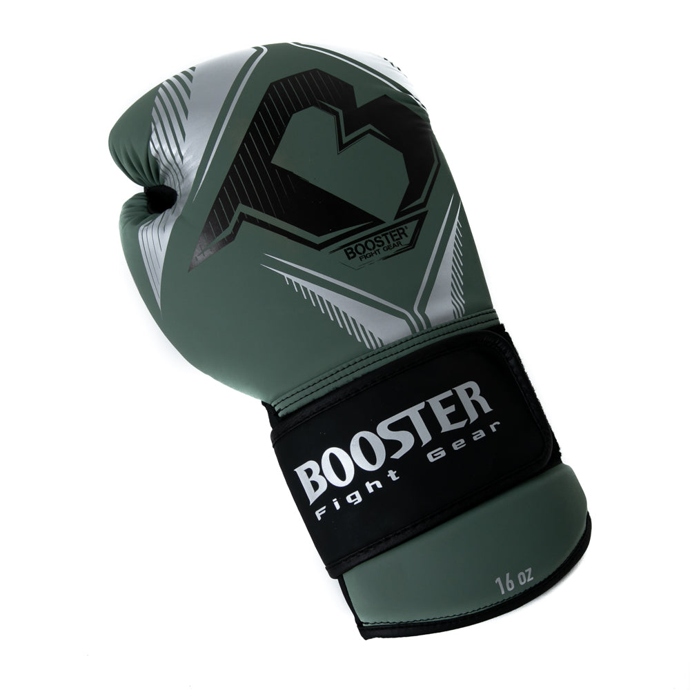 Logo und Nahtdetails der grünen Bangkok Series 3 Damen Boxhandschuhe im Fokus