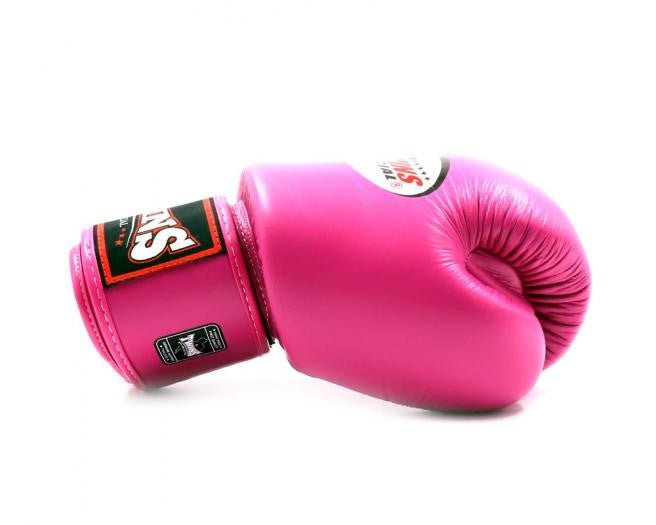 Dark Pink BGVL 3 Boxhandschuh für Frauenhand gezeigt, um die schmale ergonomische Passform hervorzuheben