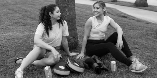 Frauen nach dem Boxtraining, Boxhandschuhe, Pratzen