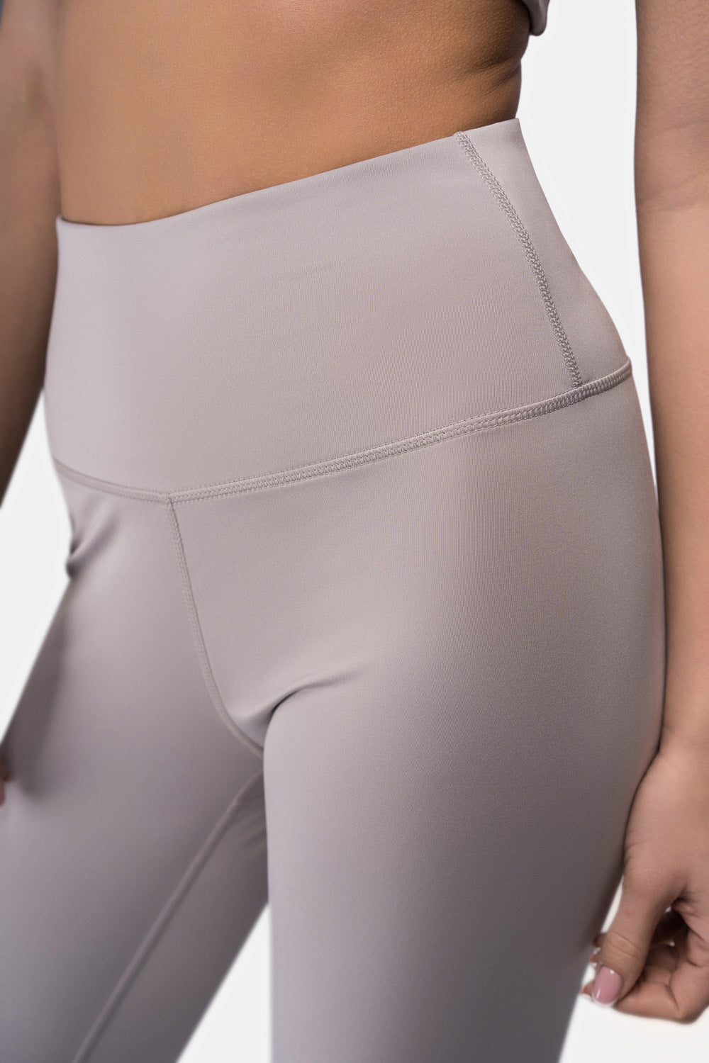 Detailaufnahme des elastischen Jersey-Materials der SEMLEY Leggings in Grau