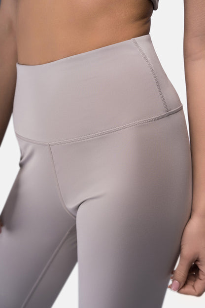 Detailaufnahme des elastischen Jersey-Materials der SEMLEY Leggings in Grau