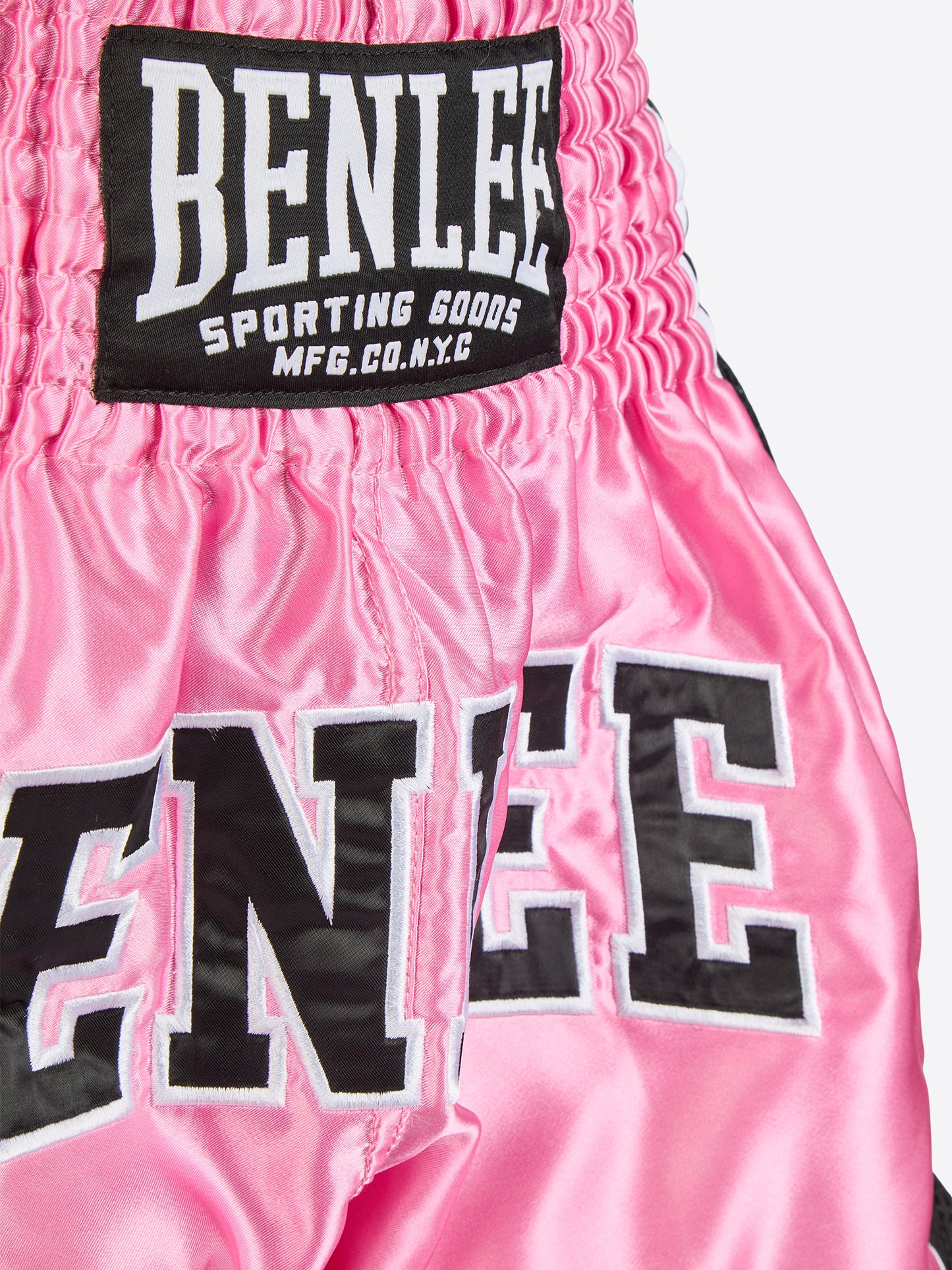 Nahaufnahme des hochwertigen Satin-Materials der DAGETT Shorts in Pink