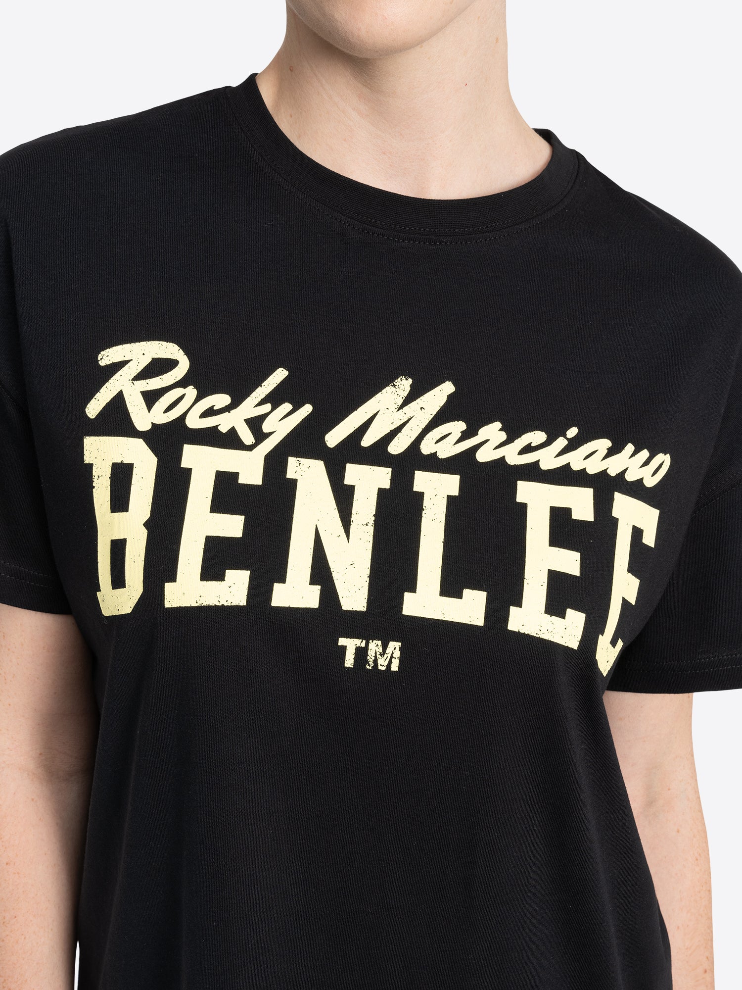 Nahaufnahme des Rundhalsausschnitts des Oversize Shirts