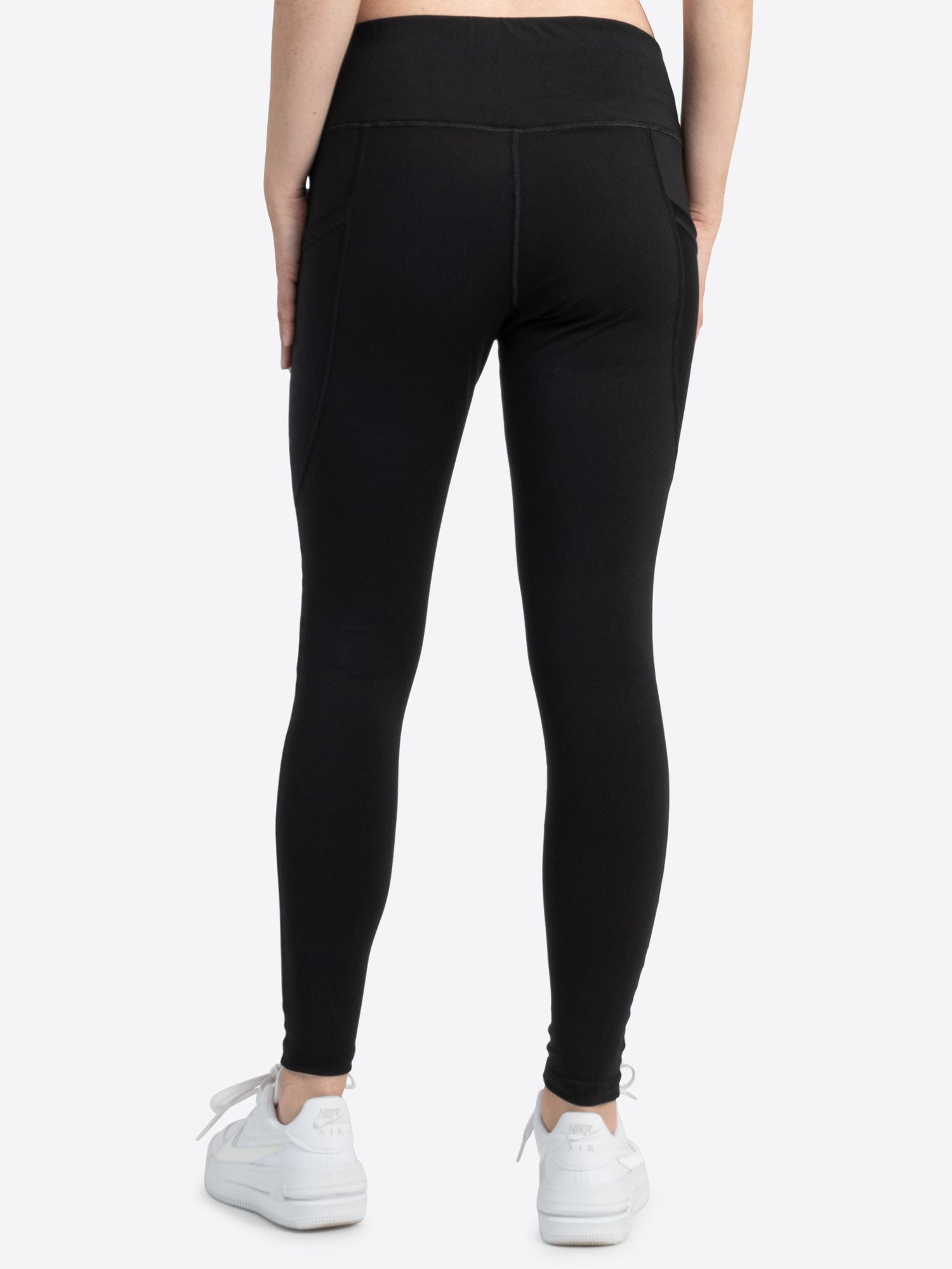 Rückansicht der MARIBEL Leggings, die die formstabile Passform zeigt