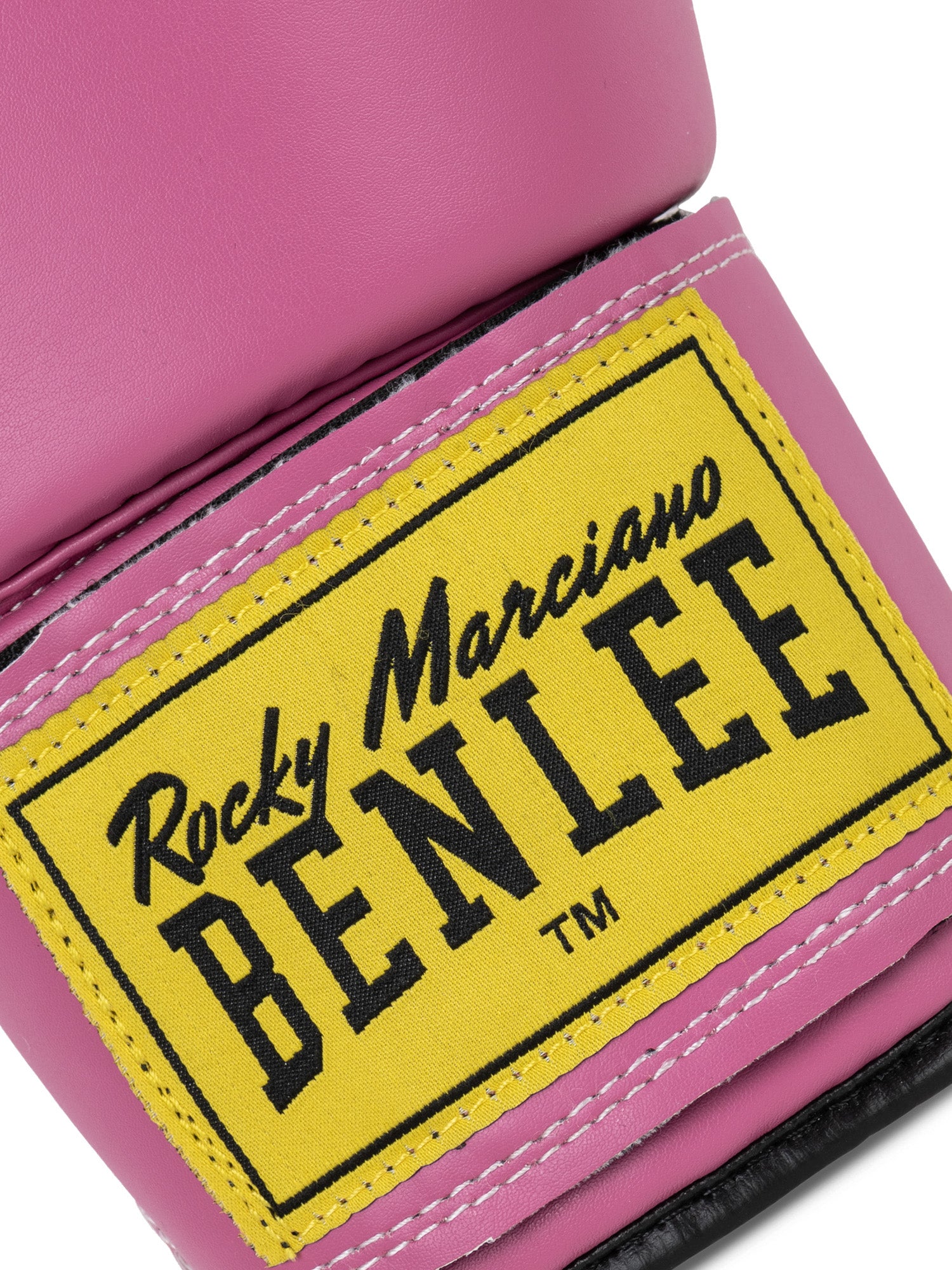 Detailaufnahme des breiten Klettverschlusses der RODNEY Boxhandschuhe für Stabilität