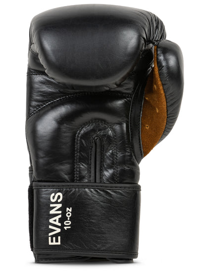 Nahaufnahme der Rückseite des edlen Leders und des Vintage-Looks der EVANS Boxhandschuhe