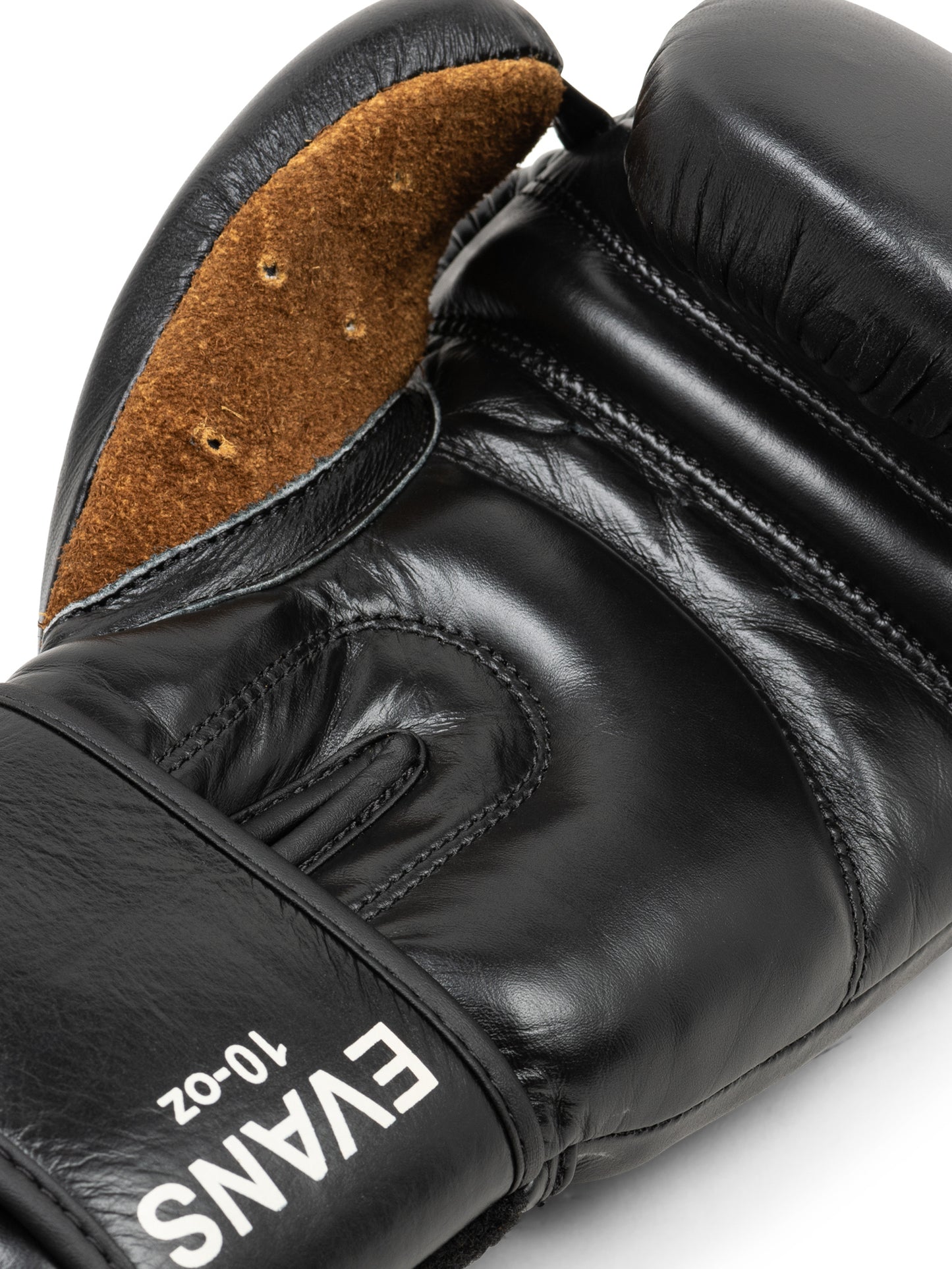 Detailaufnahme des breiten Klettverschlusses der EVANS Boxhandschuhe für Handgelenk-Stabilität