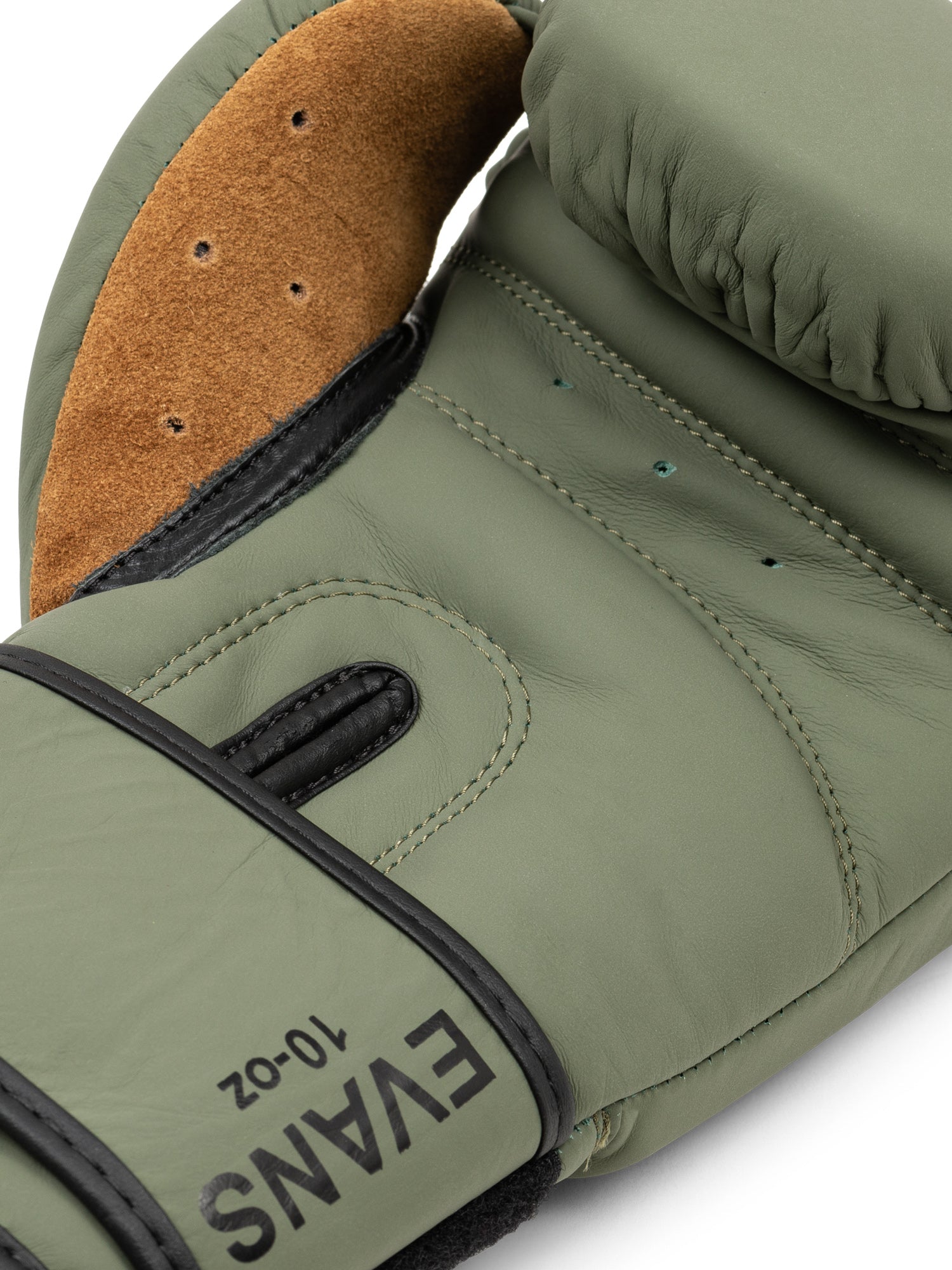 Detailaufnahme des breiten Klettverschlusses der EVANS Boxhandschuhe für Handgelenk-Stabilität