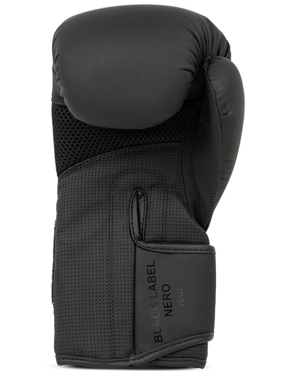 Rückansicht der NERO Boxhandschuhe (Schwarz) mit Fokus auf den Handgelenkverschluss