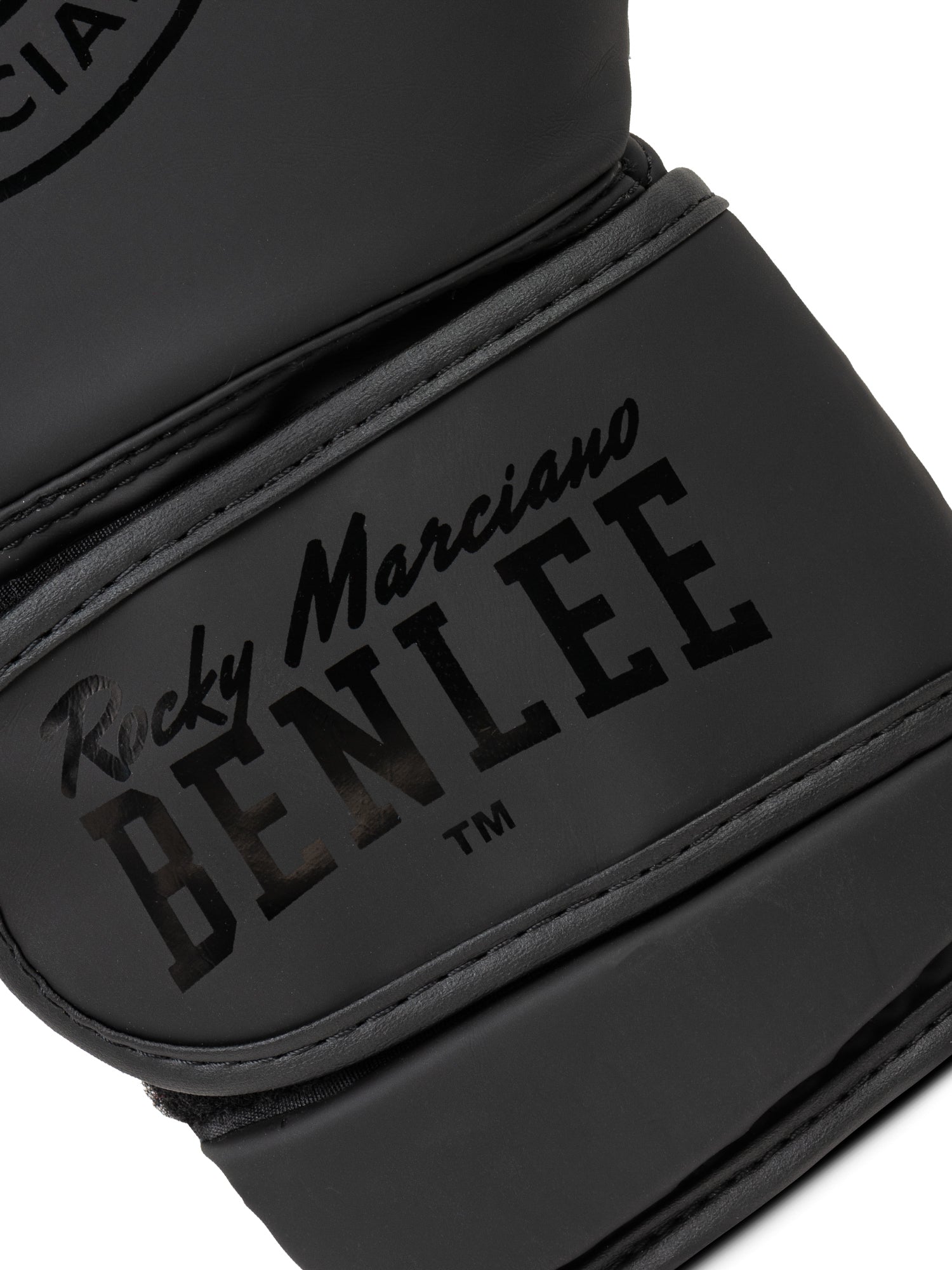 Nahaufnahme des Kunstledermaterials der NERO Boxhandschuhe mit modernem Design