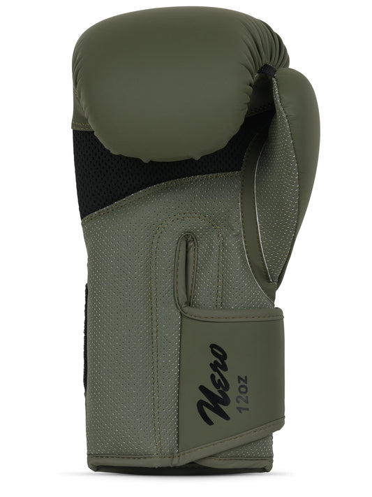 Detailaufnahme des extra breiten Klettverschlusses der NERO Boxhandschuhe für Stabilität