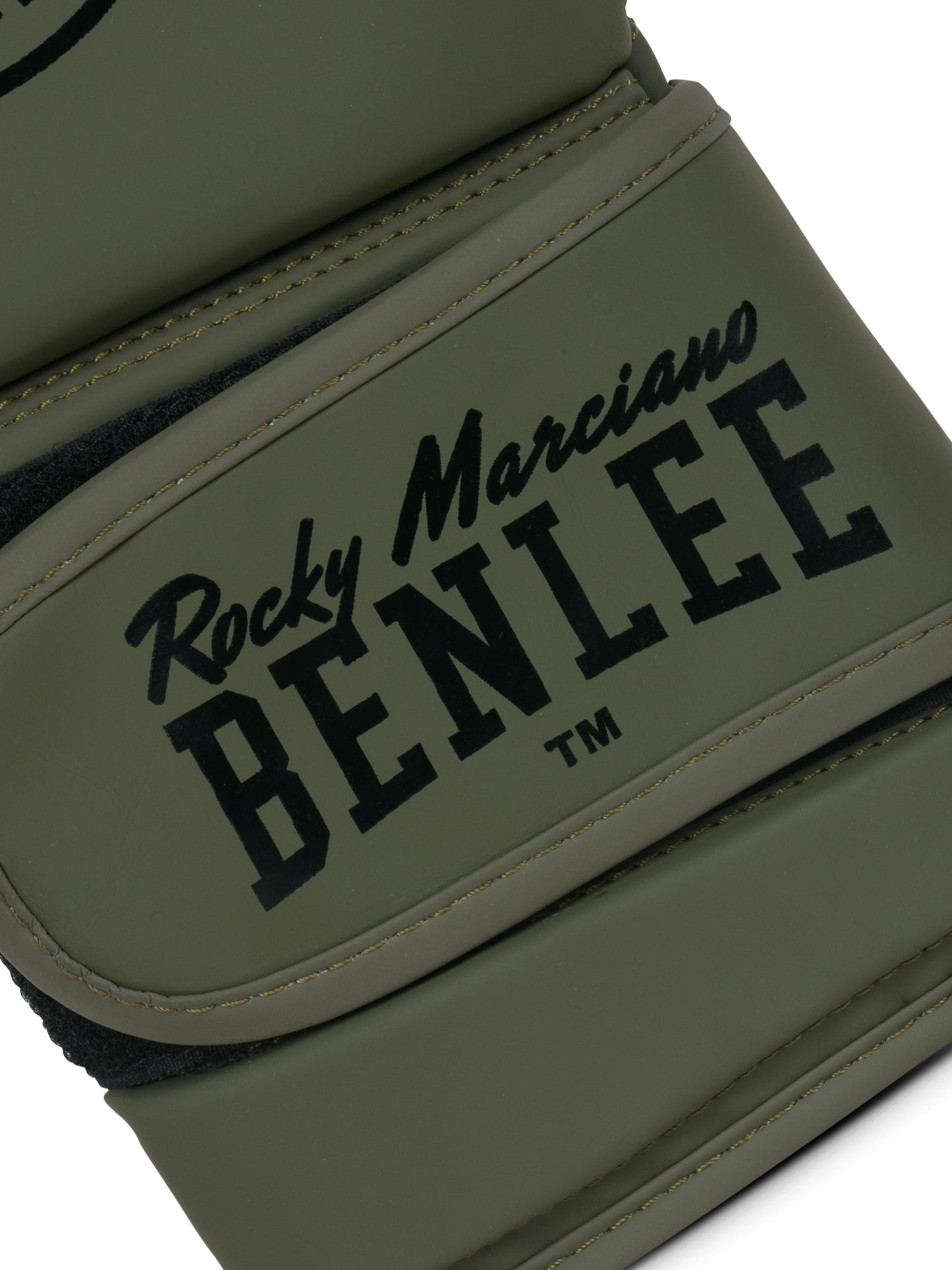 Nahaufnahme des Kunstledermaterials der NERO Boxhandschuhe mit modernem Design