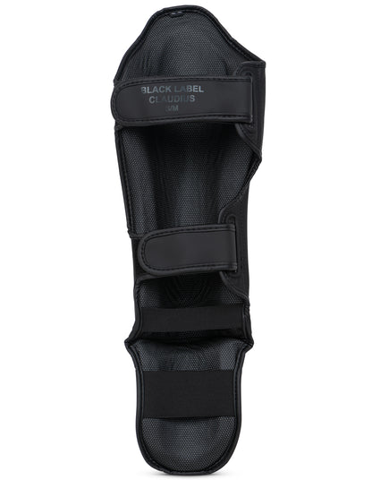 Rückansicht der CLAUDIUS Schienbeinschoner mit elastischer Schlaufe am Fuß