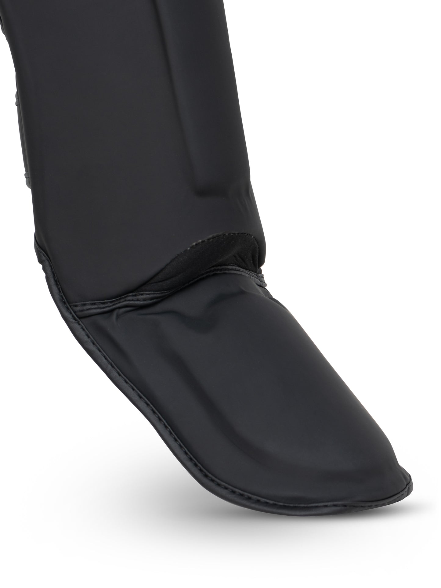 Nahaufnahme des hochwertigen matten Kunstleders der CLAUDIUS Schoner