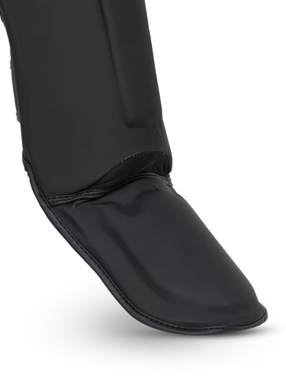 Nahaufnahme des hochwertigen matten Kunstleders der CLAUDIUS Schoner