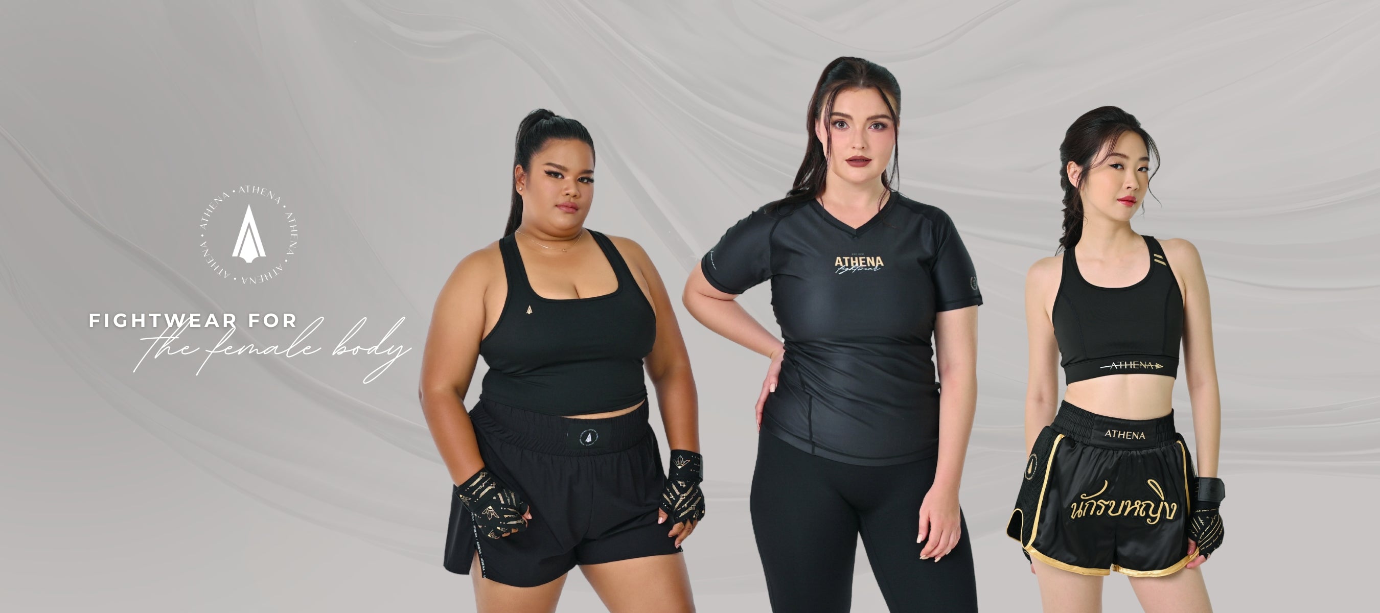 Drei Frauen in Kampfsportkleidung vor grauem Hintergrund.