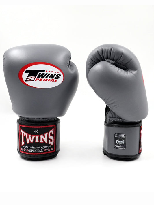 Twins BGVL-3 Damen Boxhandschuhe grau, frontal und seitlich nebeneinander auf hellem Hintergrund - High Quality