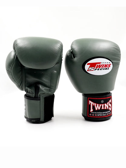 Olivefarbene BGVL 3 Damen Boxhandschuhe Ober- und Unterseite auf hellem Hintergrund