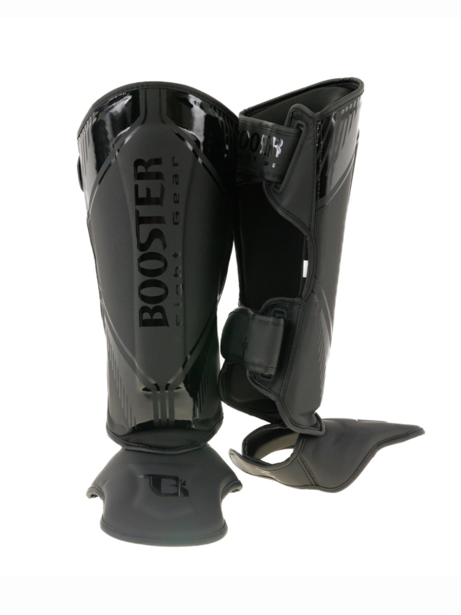 Schwarze Damen Schienbeinschoner für Muay Thai frontal auf weißem Hintergrund