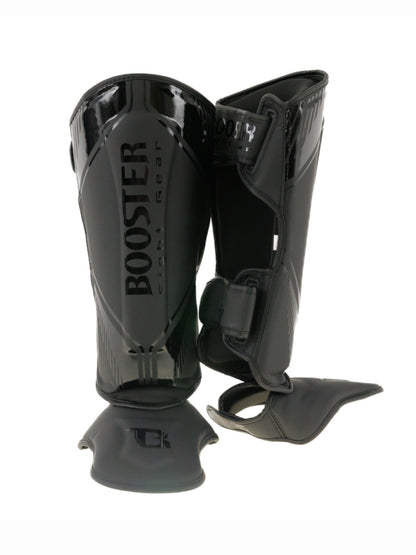 Schwarze Damen Schienbeinschoner für Muay Thai frontal auf weißem Hintergrund