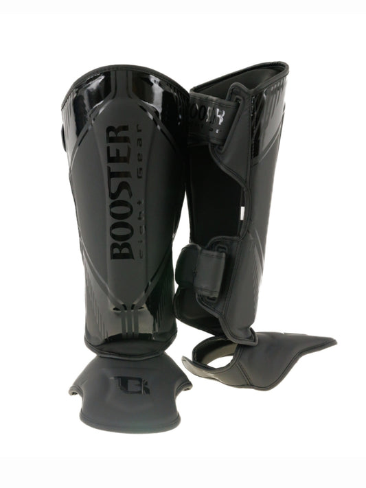 Schwarze Damen Schienbeinschoner für Muay Thai frontal auf weißem Hintergrund