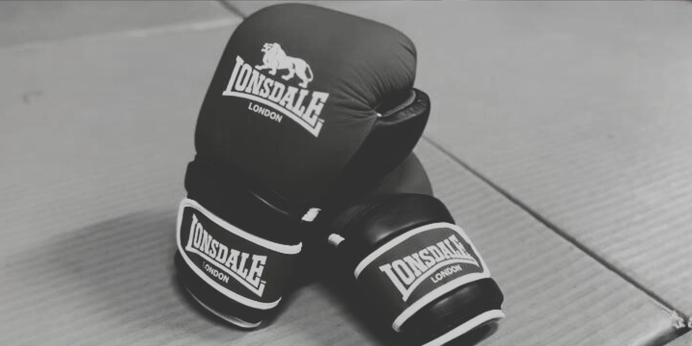 Boxhandschuhe für Frauen liegen gestapelt übereinander.