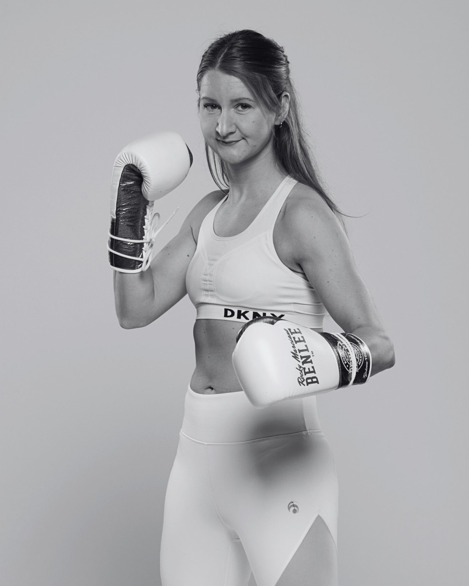 Profi Kampfsportlerin Angelique Angi Mathea mit Boxhandschuhen von Benlee.