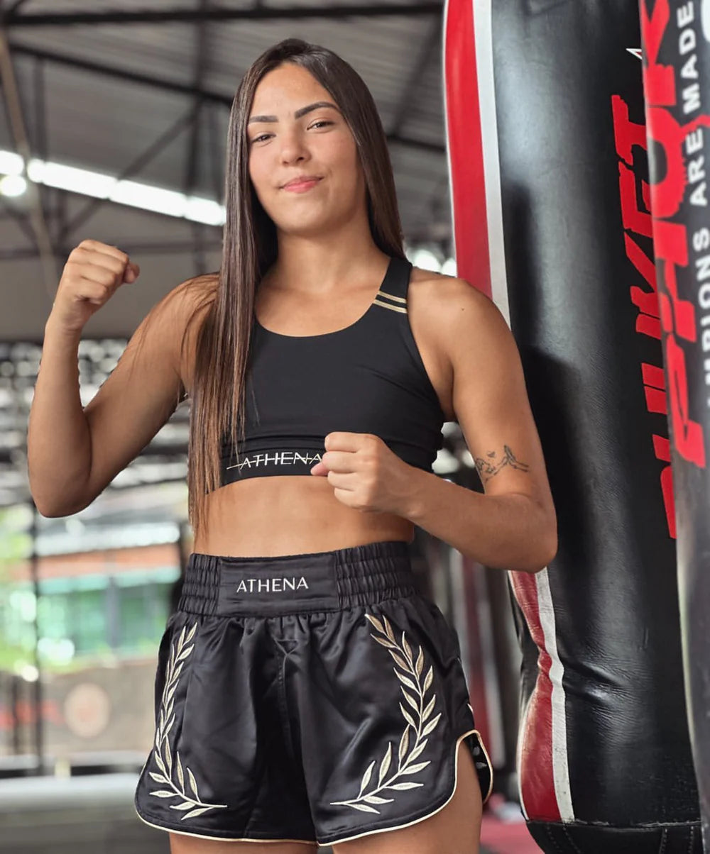 Athena Muay Thai Shorts Damen Schwarz, passend für Performance und stylisches Auftreten mit goldenen Akzenten