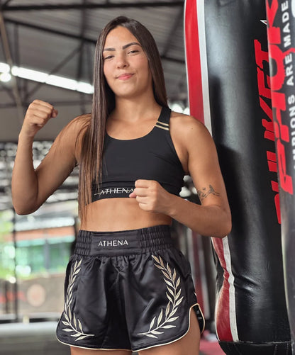 Athena Muay Thai Shorts Damen Schwarz, passend für Performance und stylisches Auftreten mit goldenen Akzenten