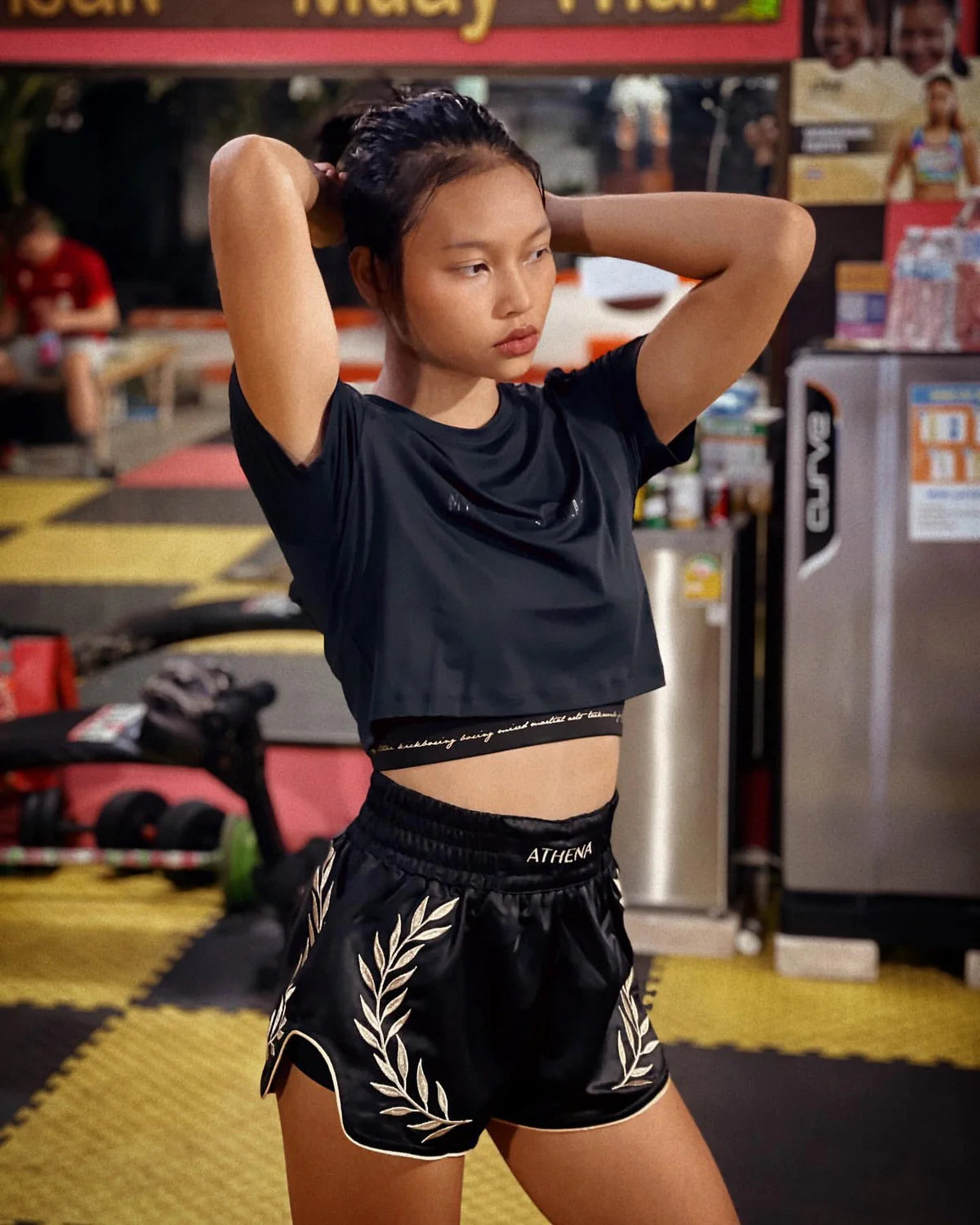 Schwarz/Gold Thaibox-Shorts Athena, entworfen für maximale Bewegungsfreiheit im Training