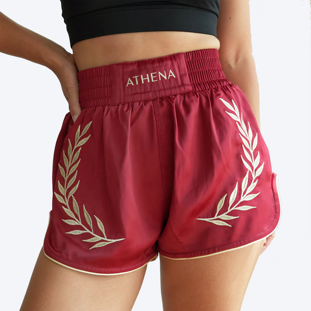 Detailaufnahme der goldenen Stickerei und des Materials der Athena Shorts Rot