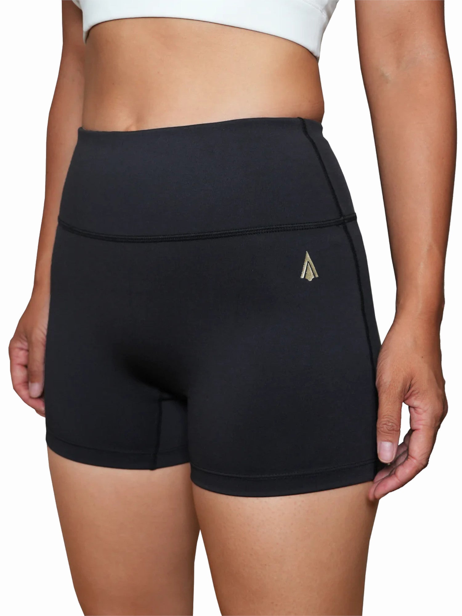 Nerio Damen Muay Thai Shorts in Schwarz, speziell für weibliche Körperform, Ansicht vorne