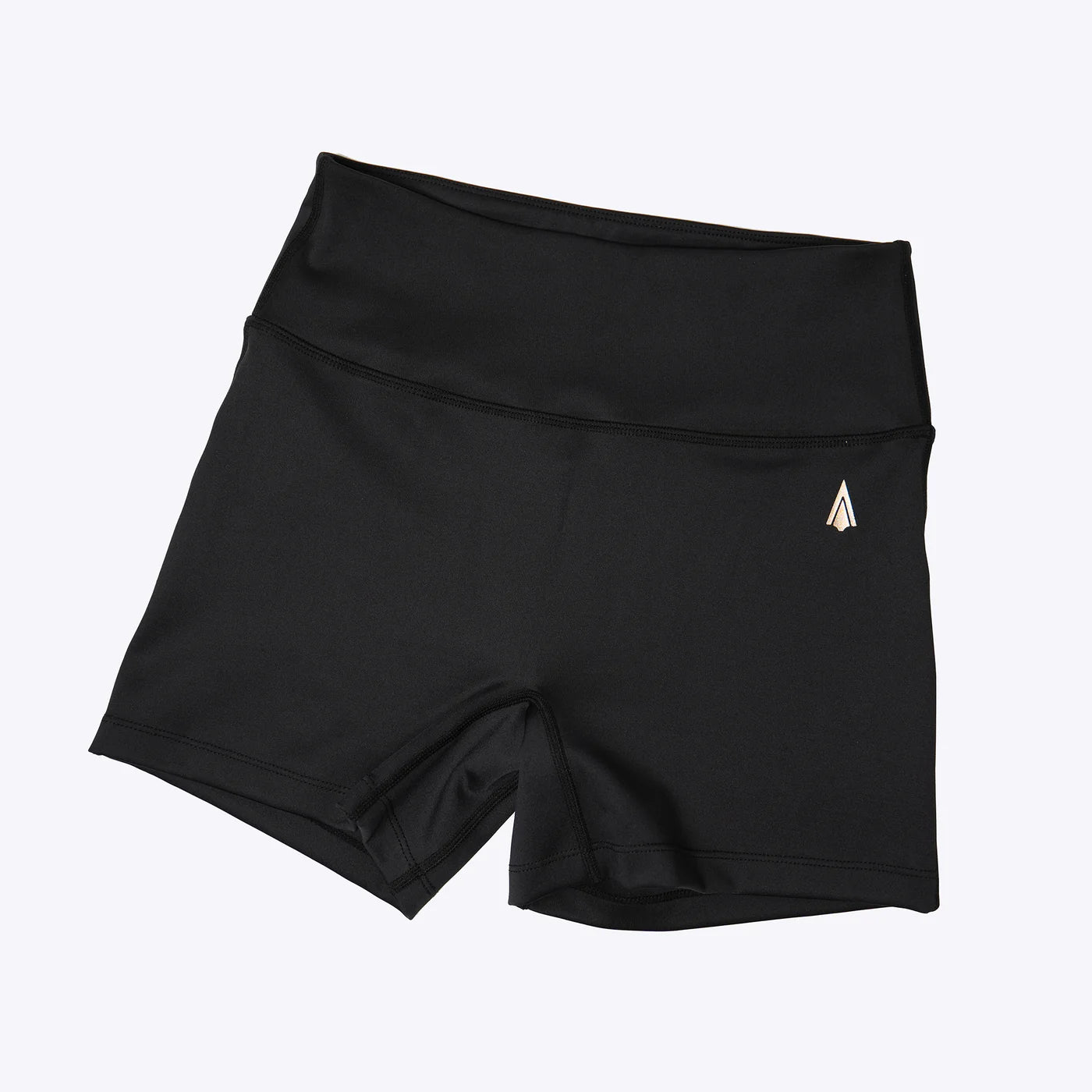 Detailaufnahme der goldenen Stickerei und des Materials der Nerio Shorts Schwarz