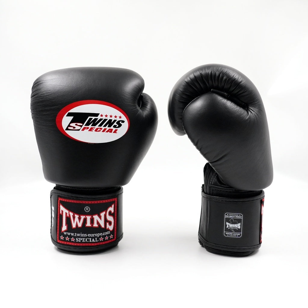 Schwarze Twins BGVL-3 Muay Thai Handschuhe von STRIKEHER